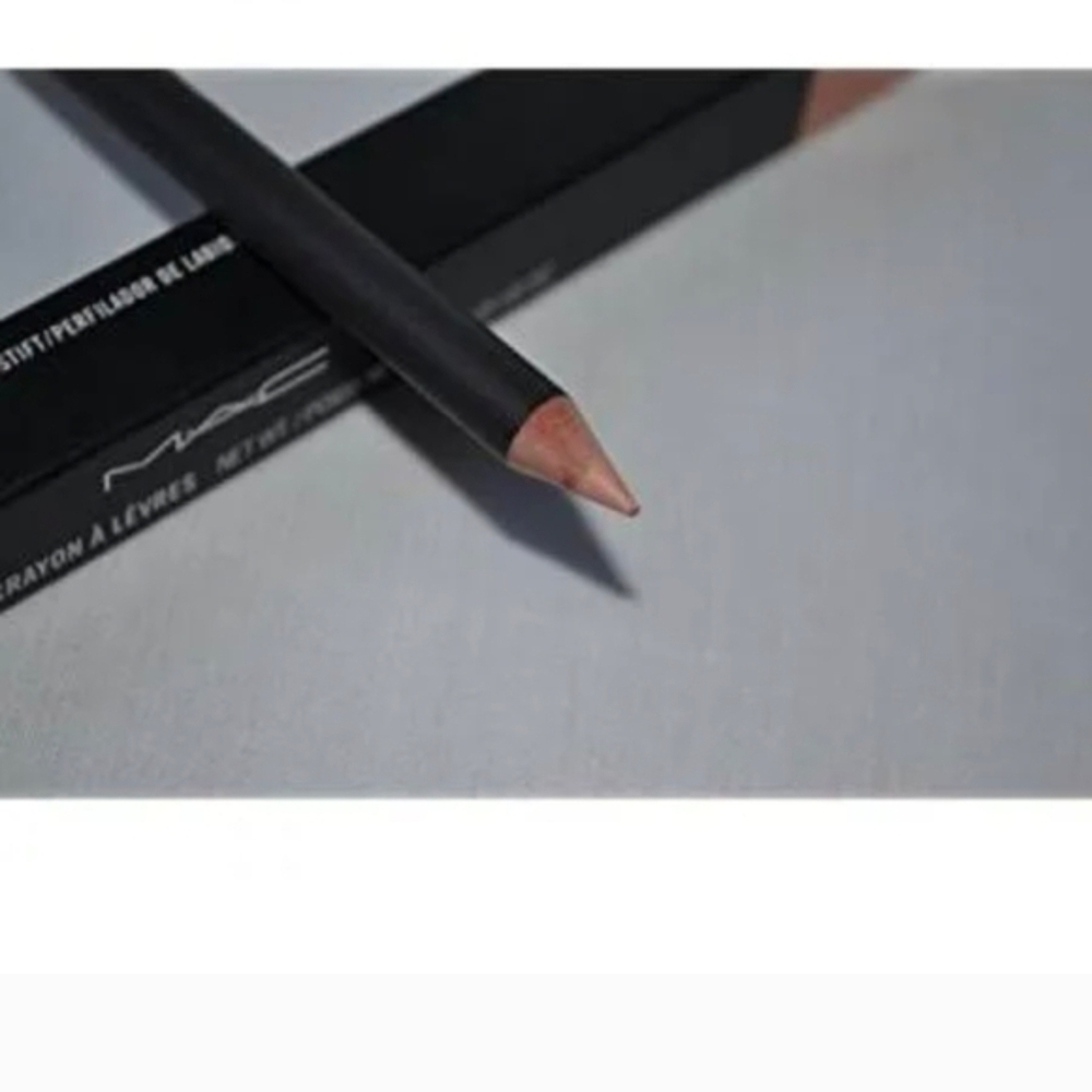 MAC Bundle Lip Pencil and Eyeshadow